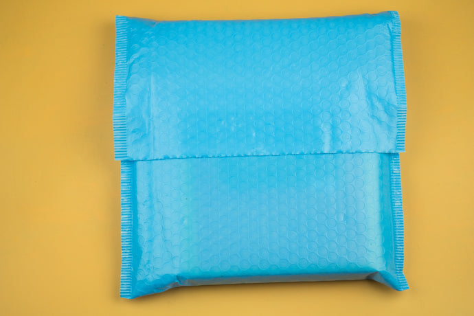 Plain vs. Branded Poly Mailers: What's the Right Choice for You?